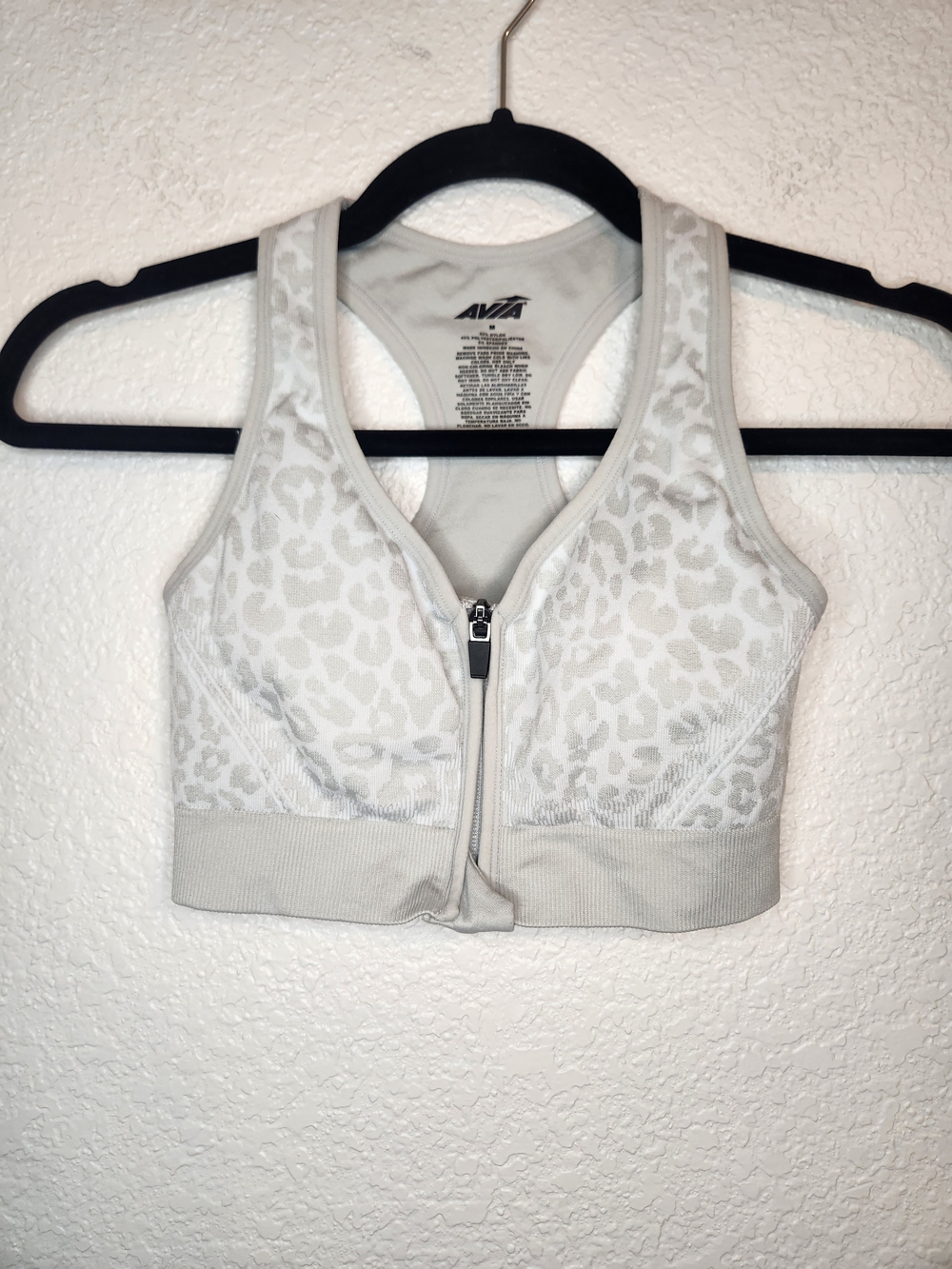 Avia front-zip sports bra in light gray with subtle leopard jacquard Size m